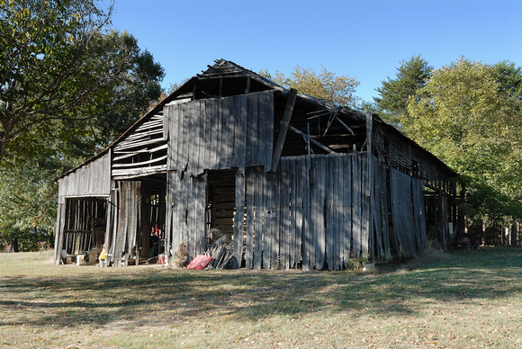 "Modern" barn covering possible 1770s cantilever barn